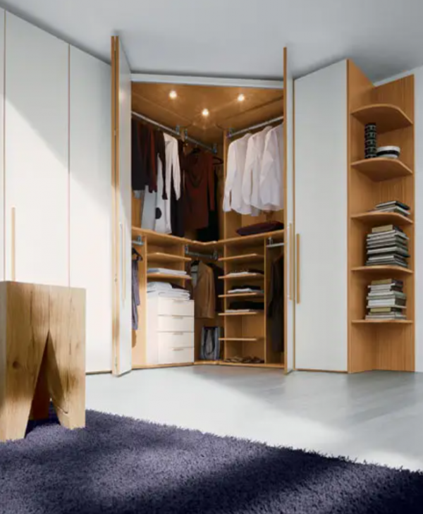 Lemari pakaian dengan desain sudut untuk memaksimalkan sudut ruangan